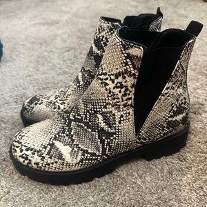 Snakeskin boots sz W10